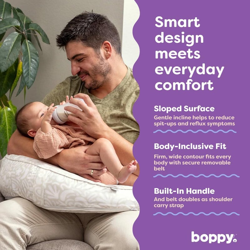 boppy وسادة الرضاعة Uplift - وسادة زجاجة ورضاعة لتقليل القيء وأعراض الارتجاع، مع فتحة شاملة للجسم وحزام، معتمدة من تحالف سلامة الأطفال - تصميم كريمي عتيق متعرج - Image 3